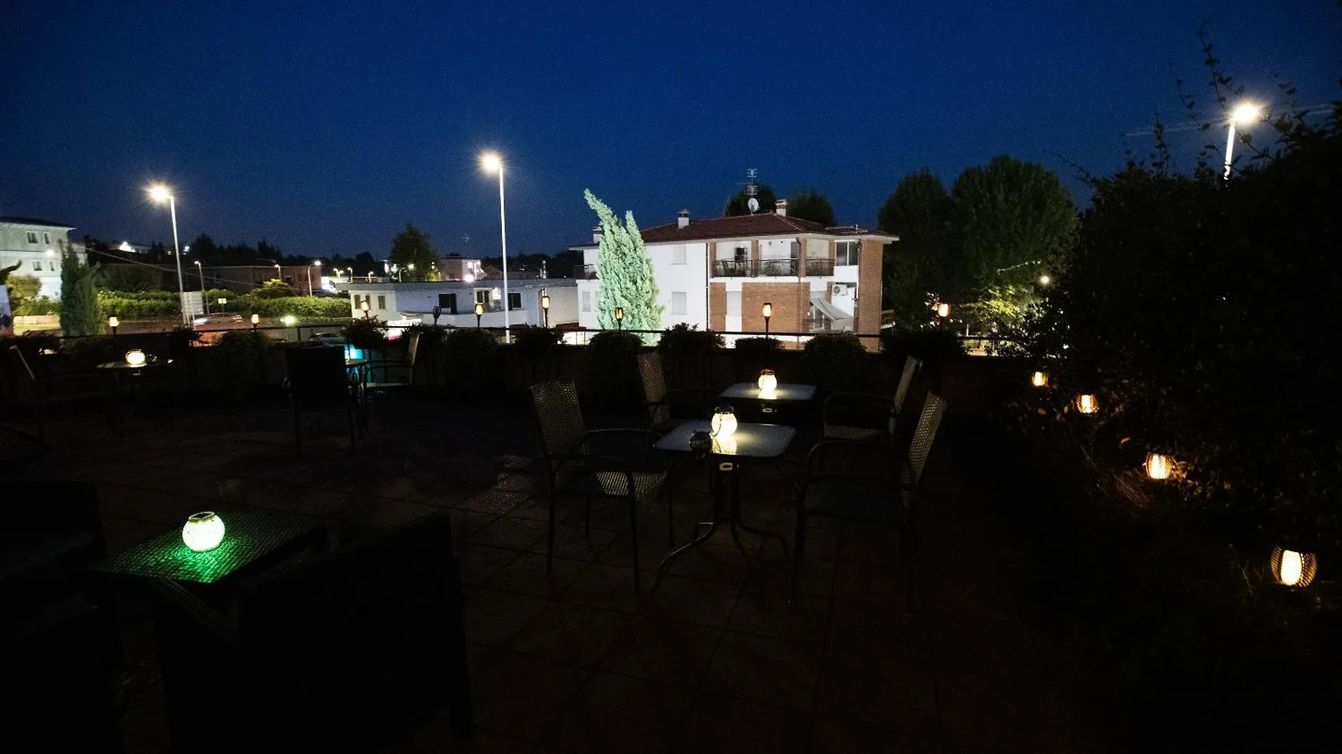 Bru Rooms Peschiera del Garda 0*,  Italy